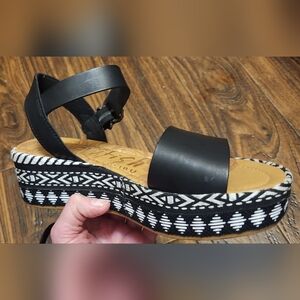 Blowfish Black & White Aztec Sandals EUC Size 6.5